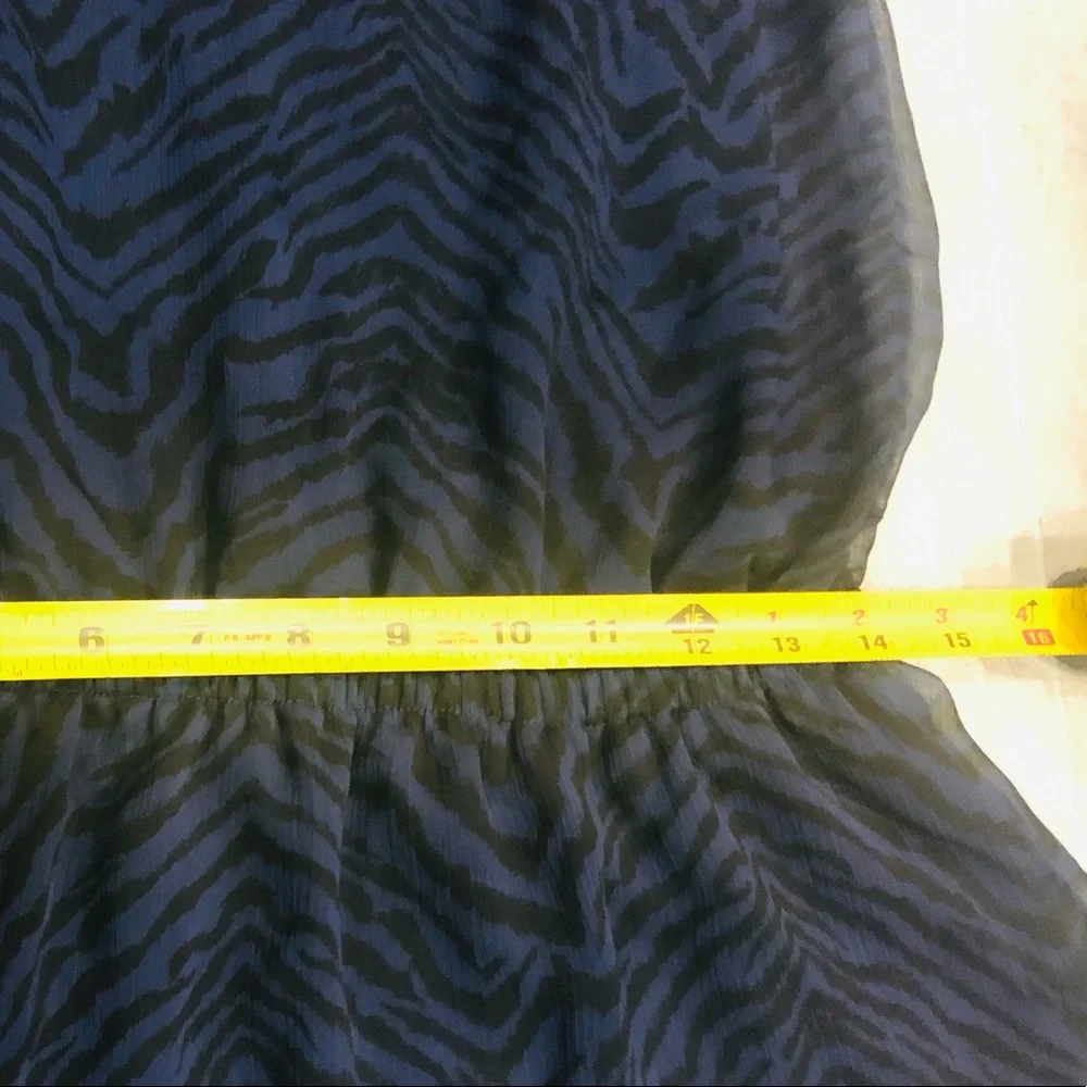 ❌SOLD❌❤️‍🔥Express❤️‍🔥Gorgeous Double V-Neck Blouse❤️‍🔥Measurements in P - Picture 13 of 14